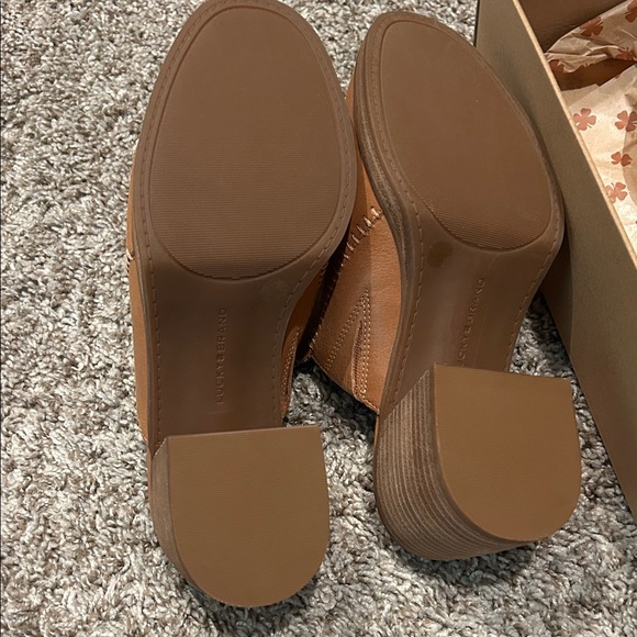 BRAND NEW Lucky Brand Women's Tan Leather Mules - Picture 2 of 4